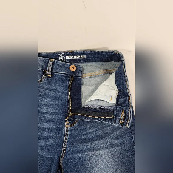 NO BOUNDARIES SUPER HIGH RISE JUNIORS JEANS, SIZE 7, DARK WASH, BLUE - Picture 4 of 13
